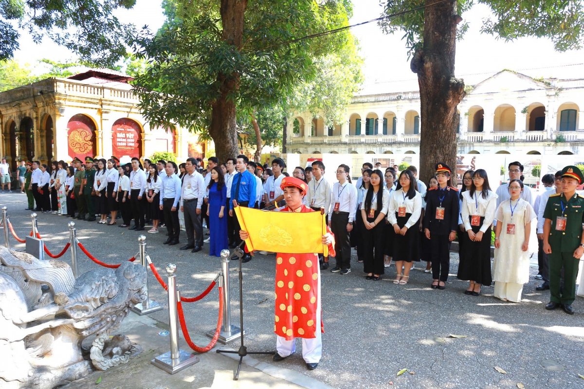 Các thủ khoa dự lễ dâng hương và báo công tại Điện Kính Thiên, Khu di tích Hoàng Thành Thăng Long