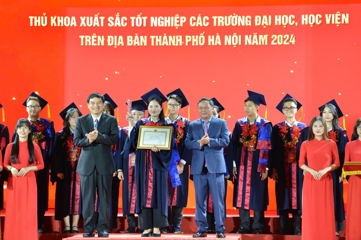 Phó Bí thư Thành uỷ Hà Nội Nguyễn Văn Phong và Chủ nhiệm Ủy ban Văn hóa-Giáo dục của Quốc hội Nguyễn Đắc Vinh trao Bằng khen, kỷ niệm chương tặng các thủ khoa xuất sắc (Ảnh: Thế Đại)