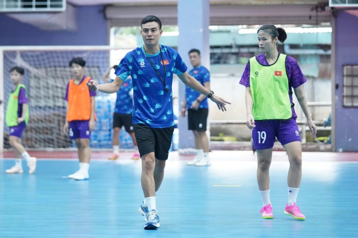 Đội tuyển futsal nữ Việt Nam tập luyện chuẩn bị cho giải futsal nữ Đông Nam Á 2024