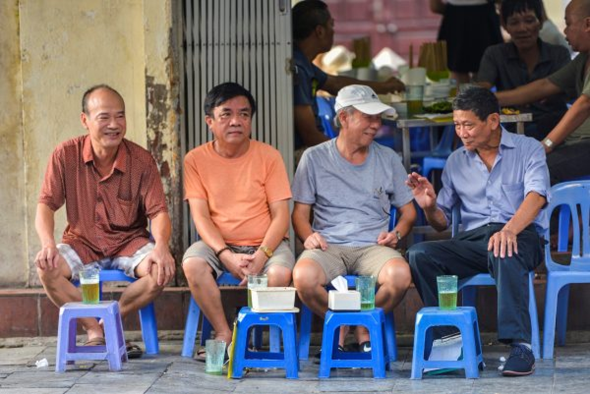 Ra quán bia hơi để gặp gỡ, trò chuyện (ảnh minh họa)