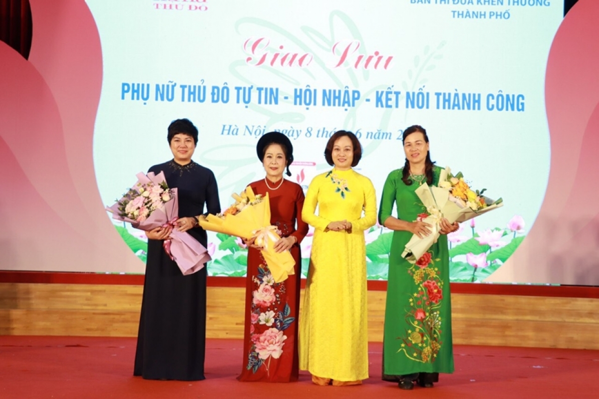 NNND Kim Dung (thứ 2 từ trái sang) tại cuộc giao lưu
"Phụ nữ Thủ đô Tự tin - Hội nhập - Kết nối thành công"