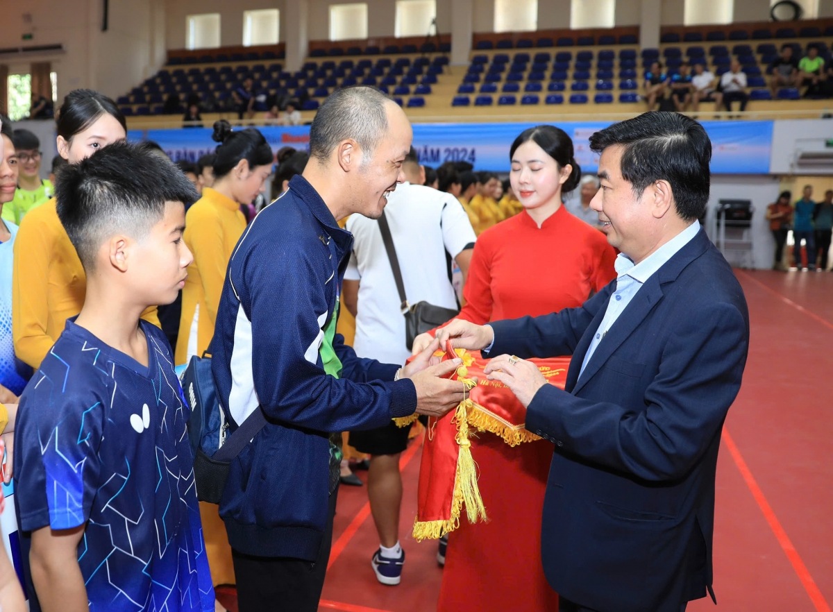 Tổng Biên tập Báo Hà Nội Mới - Nguyễn Minh Đức trao cờ lưu niệm cho các đơn vị tham gia giải