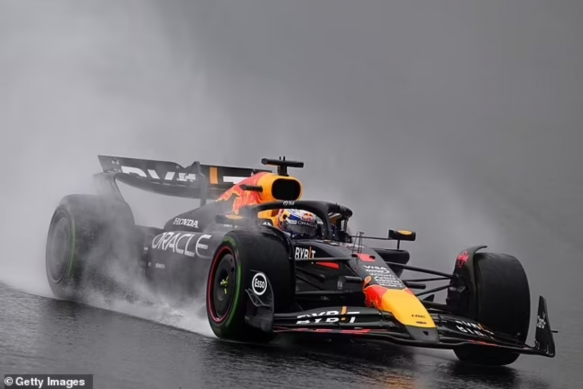 Hình ảnh nước bắn ra từ xe của Verstappen trong chặng đua Grand Prix Brazil ướt át vào Chủ Nhật.