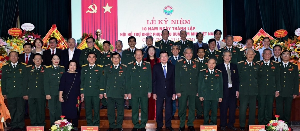 Đại biểu chụp ảnh lưu niệm tại Lễ kỷ niệm 10 năm ngày thành lập Hội Hỗ trợ khắc phục hậu quả bom mìn Việt Nam (VNASMA) ngày 7/11/2024. Ảnh: BTC
