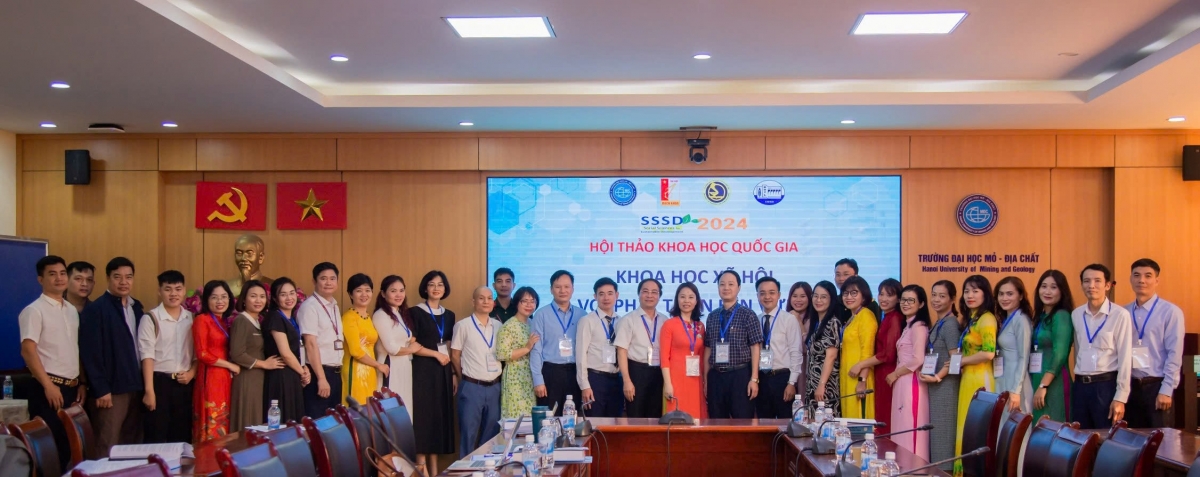 Các đại biểu tham dự trực tiếp hội thảo khoa học quốc gia: "Khoa học xã hội với phát triển bền vững" lần 2.