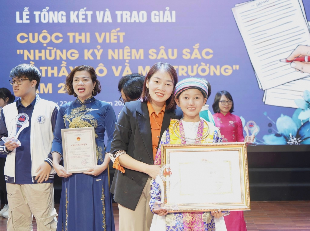 Em Già Thị Lan, Học sinh Lớp 9A2, Trường PTDTBT THCS Cán Chu Phìn, huyện Mèo Vạc, tỉnh Hà Giang - đạt giải Nhì.