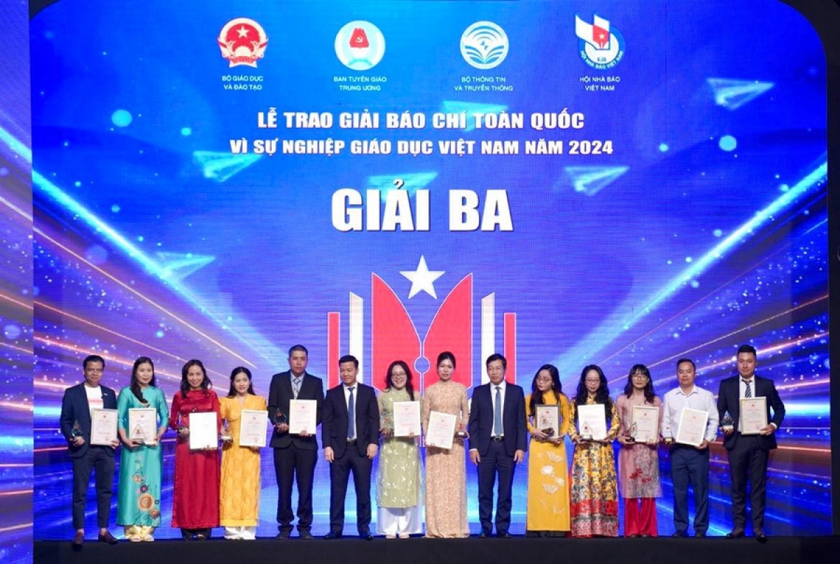 Các tác giả đoạt giải Ba