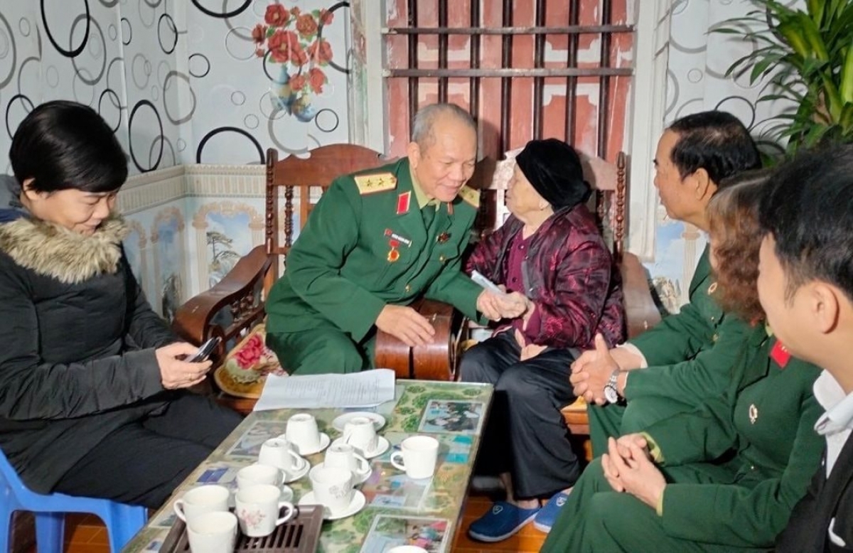 Trung tướng Hoàng Khánh Hưng trong một lần đến thăm hỏi, động viên và hỗ trợ thân liệt sỹ