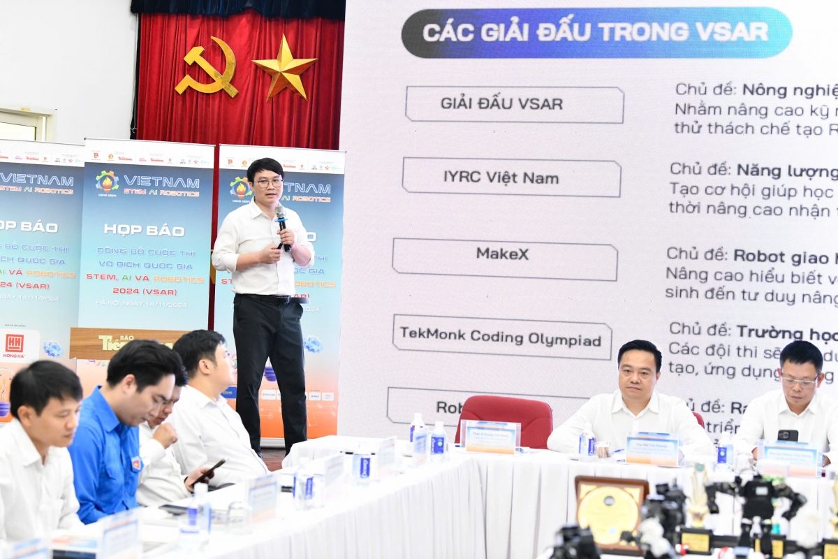 Ông Hoàng Vân Đông - Giám đốc chuyên môn cuộc thi trình bày về thể lệ và các nội dung chính của cuộc thi.