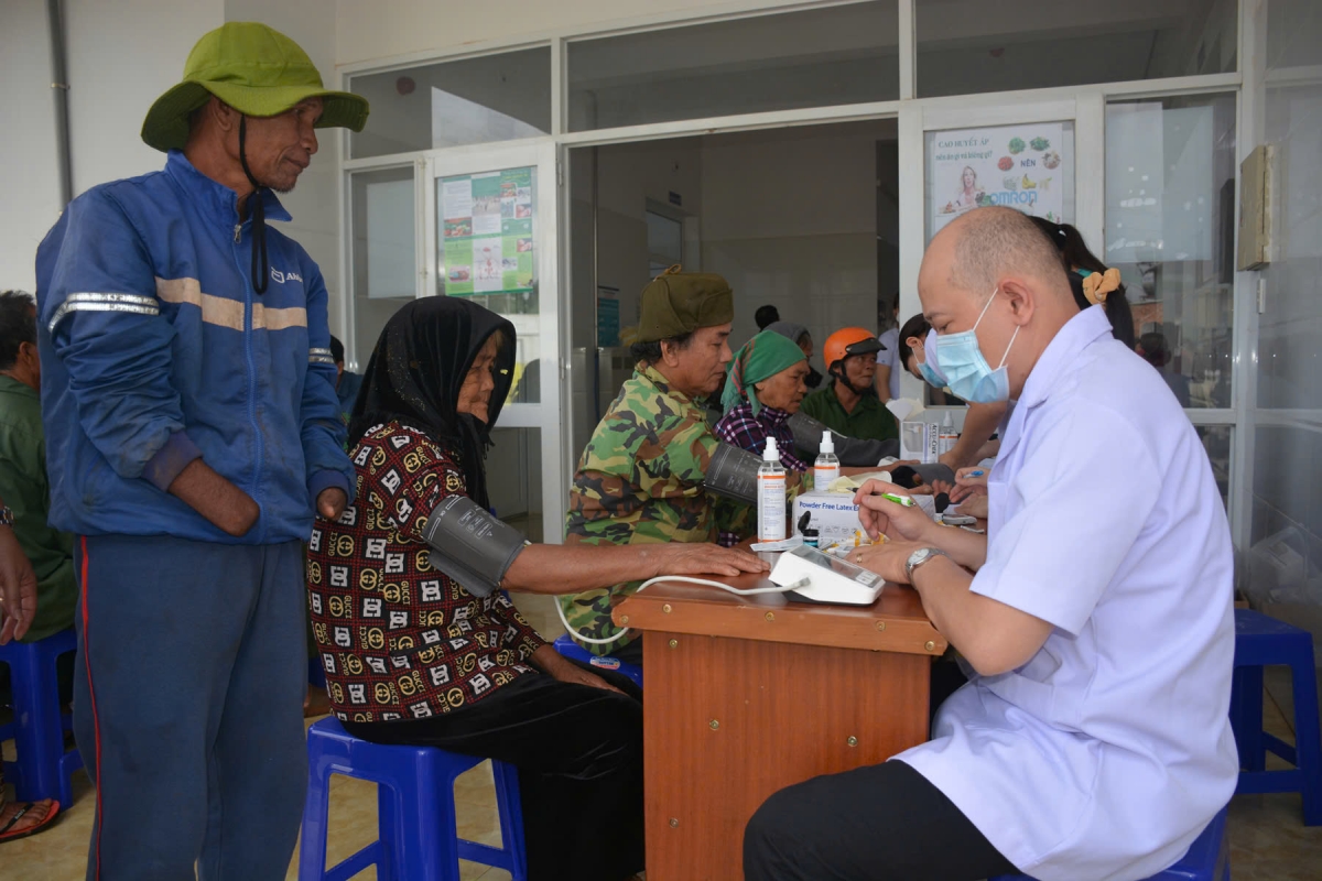 Hội phối hợp với BV Đại học Y Dược TP Hồ Chí Minh khám bệnh cho nạn nhân bom mìn và người nghèo ở Gia Lai tháng 9/2023.