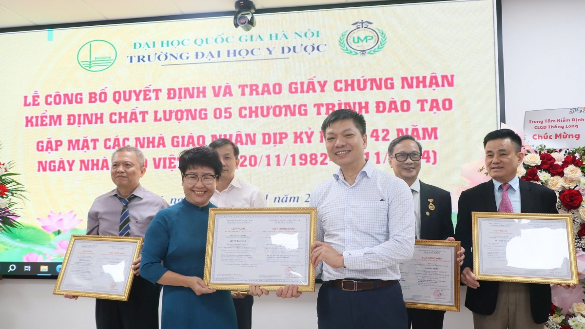 Đại diện Trung tâm kiểm định chất lượng giáo dục Thăng Long trao Chứng nhận đạt tiêu chuẩn chất lượng cho 5 chương trình đào tạo của Trường đại học Y Dược