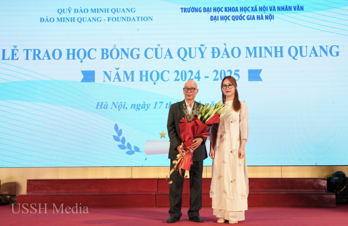 Mai Linh - sinh viên ngành Khoa học Quản lý (Trường Đại học KHXH&amp;NV) thay mặt cho các bạn sinh viên tặng hoa tri ân  TS Đào Minh Quang 