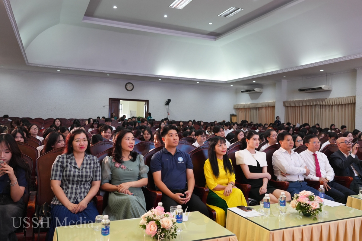 Các đại biểu, các thầy cô và sinh viên tham dự Lễ trao học bổng Đào Minh Quang