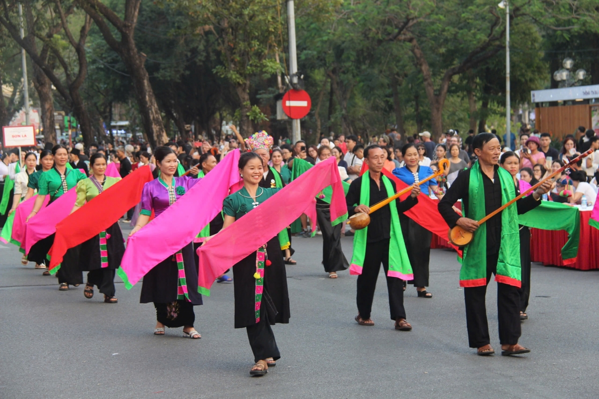 Nghệ thuật hát Then đàn Tính giữa không gian phố cổ Hà Nội. Ảnh Đình Toán