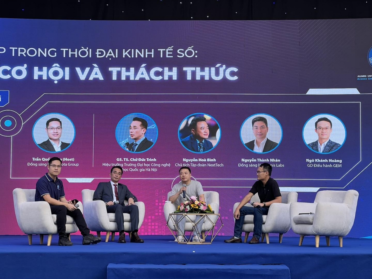 Bên lề sự kiện, Trường Đại học Công nghệ (ĐHQG Hà Nội) tổ chức hội thảo "Khởi nghiệp trong thời đại kinh tế số". 