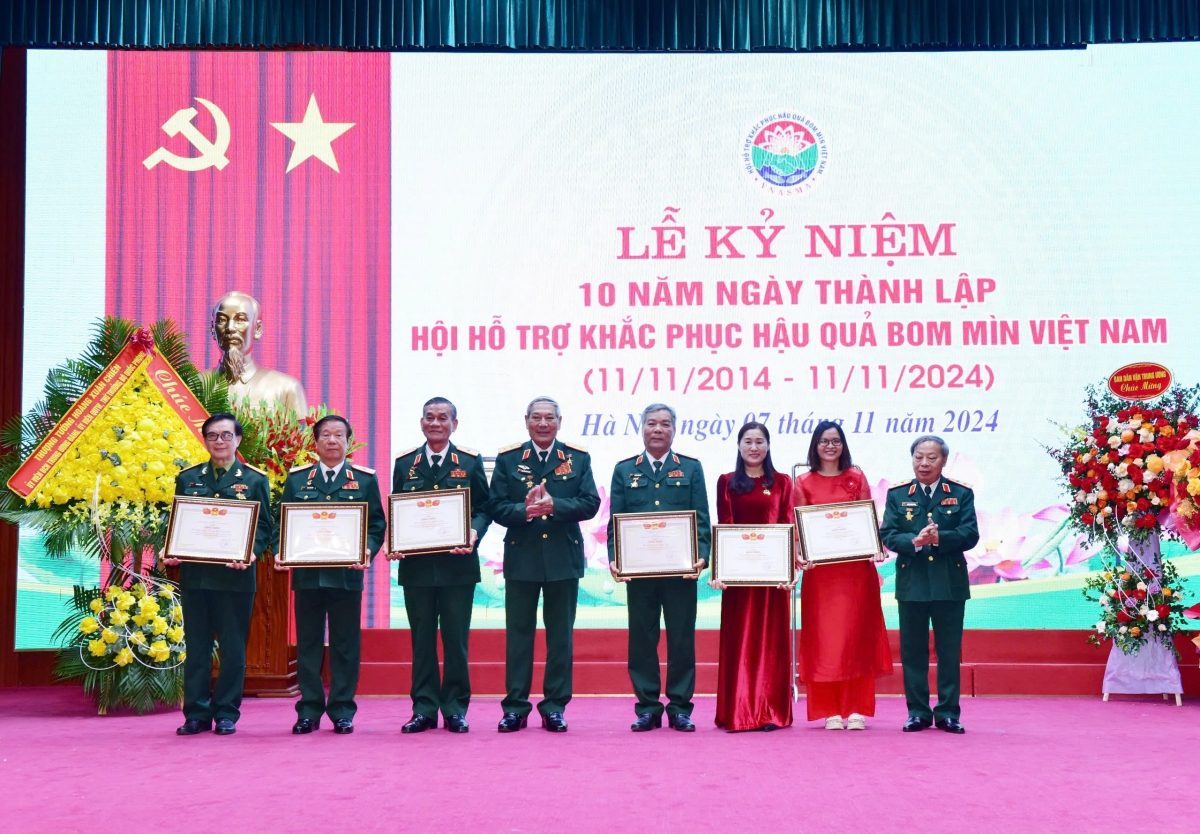 Lãnh đạo Hội trao bằng khen cho tập thể tiêu biểu