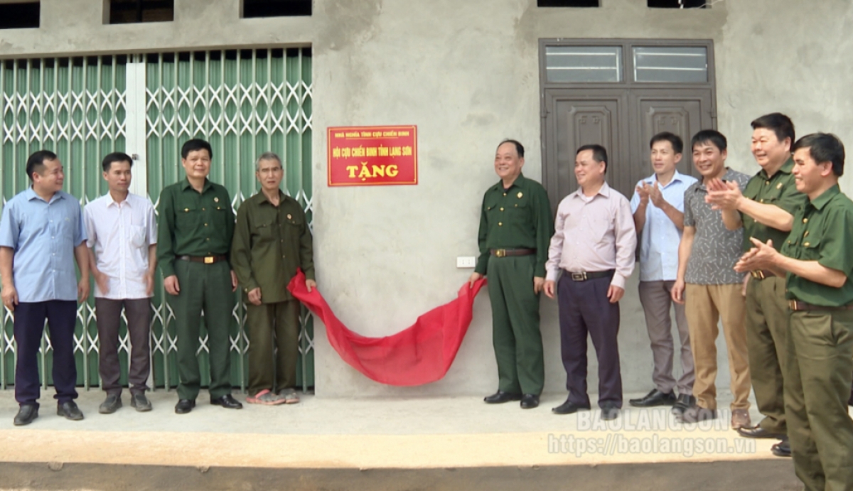 Hội CCB tỉnh Lạng Sơn kéo băng khánh thành nhà tình nghĩa cho hội viên Dương Công Hoánh, xã Long Đống, huyện Bắc Sơn (Ảnh KT)