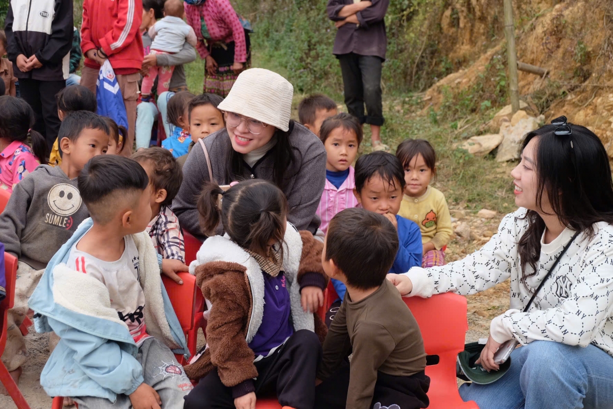 Các tình nguyện viên của nhóm 'Phụng sự - kiến tạo ước mơ" trò chuyện với trẻ em vùng cao
(Ảnh NVCC)