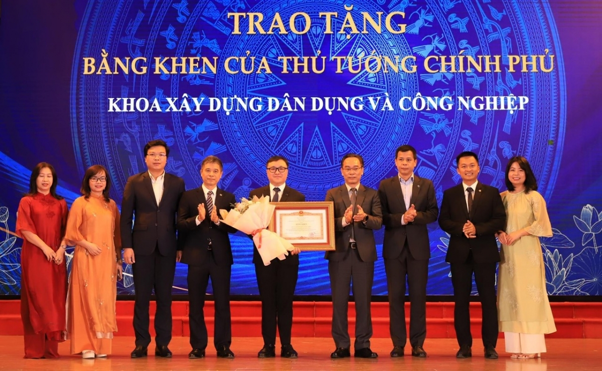 Thứ trưởng Bộ GD-DT Hoàng Minh Sơn trao bằng khen của Thủ tướng Chính Phủ cho Khoa Xây dựng dân dụng và công nghiệp.