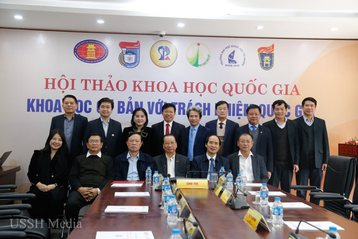 Các nhà khoa học, nhà quản lý tham dự hội thảo Khoa học quốc gia "Khoa học cơ bản với trách nhiệm quốc gia"