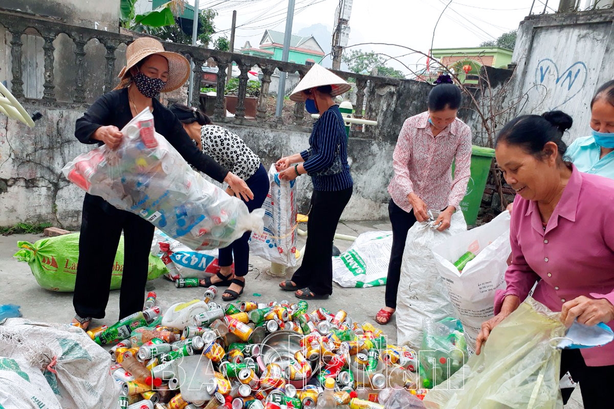 Người cao tuổi thu gom phế liệu từ “thùng rác văn minh” để bán lấy tiền sung quỹ giúp đỡ những hoàn cảnh khó khăn (Ảnh KT)