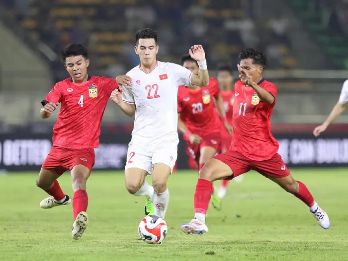 Tiến Linh nâng tỉ số lên 2-0 cho tuyển Việt Nam, nhưng chơi mờ nhạt ở trận này, với chỉ 1 cú sút trúng khung thành và ghi 1 bàn.