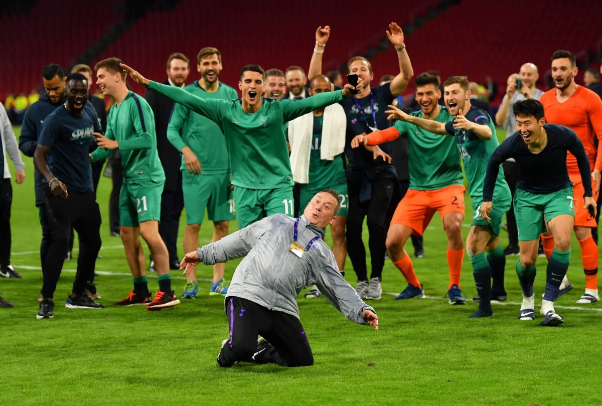 Các cầu thủ và nhân viên Tottenham ăn mừng việc lọt vào trận chung kết Champions League 2019