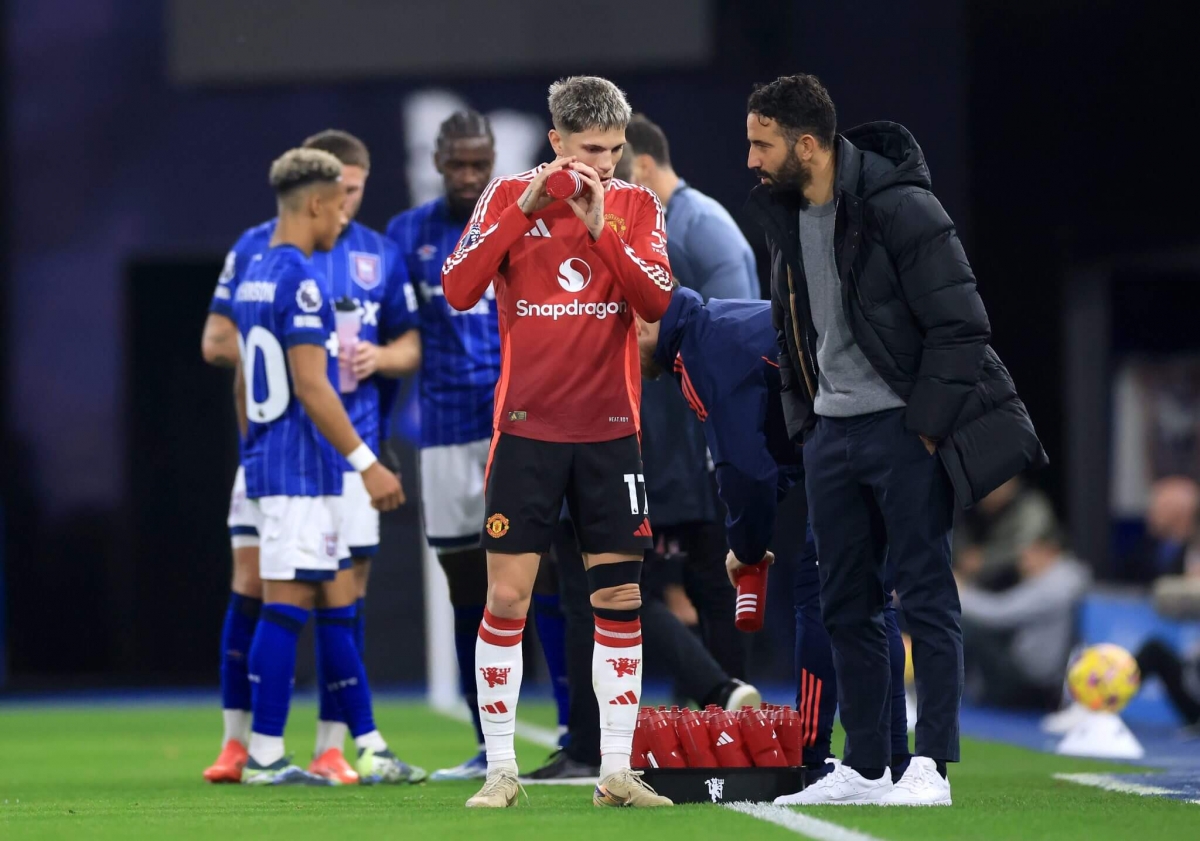 Ruben Amorim với Alejandro Garnacho, người có anh trai bị cáo buộc đã làm rò rỉ đội hình của Manchester United - tin đồn sau đó bị câu lạc bộ bác bỏ.