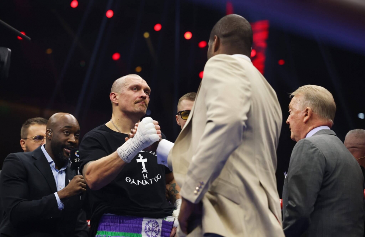 Usyk và Daniel Dubois trên võ đài sau chiến thắng của anh trước Tyson Fury