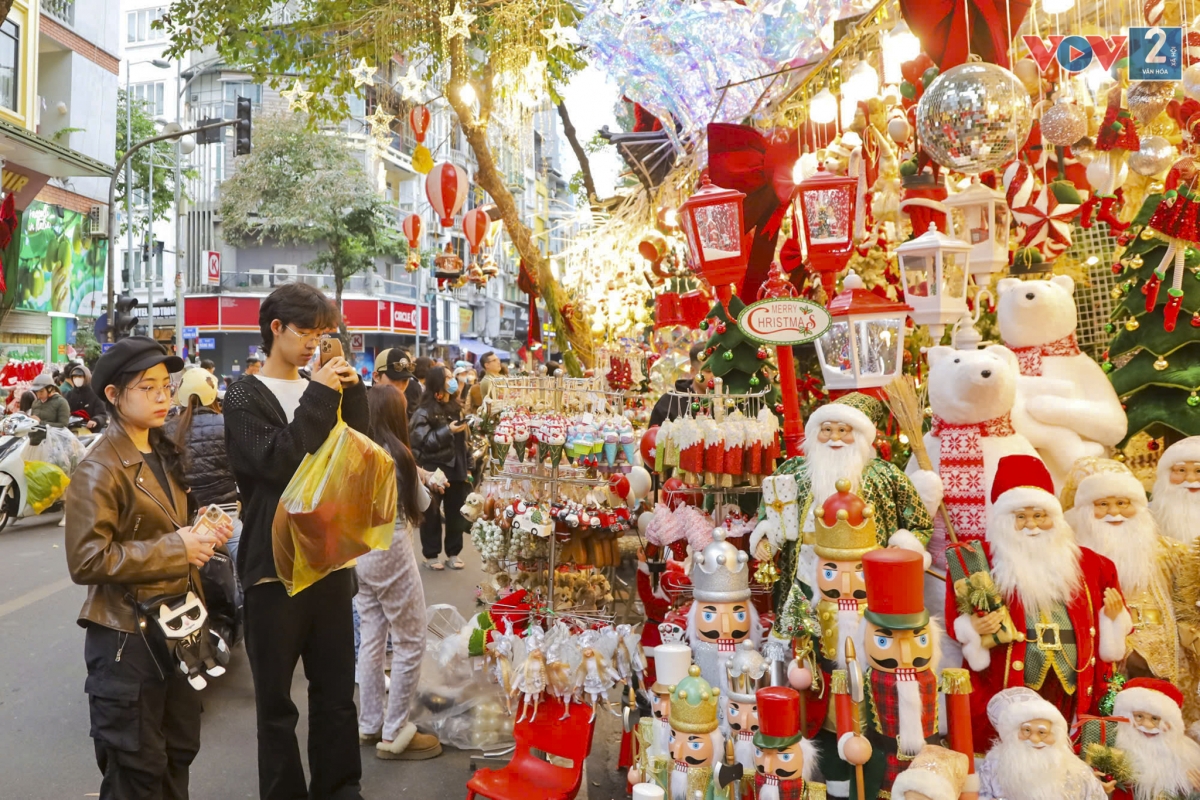 Năm nay, đồ trang trí Giáng sinh phổ biến vẫn là cây thông, người tuyết, mũ ông già Noel, vòng nguyệt quế. Các cửa hàng được trang trí bắt mắt luôn thu hút các bạn trẻ tới đây chụp ảnh Giáng sinh.