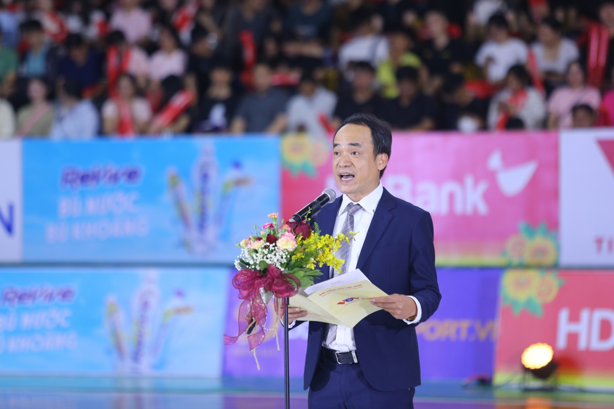 Ông Phạm Thanh Sang, Đồng Trưởng Ban tổ chức các giải Futsal HDBank 2024, Giám đốc Chi nhánh Trung tâm Quảng cáo và Dịch vụ Truyền thông (VOV) tại TP.HCM phát biểu khai mạc