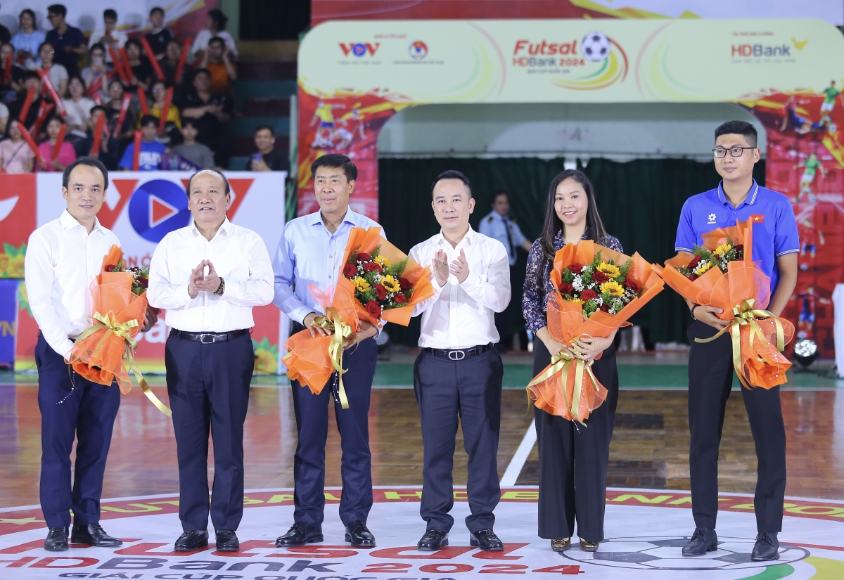 Ông Trần Minh Hùng, Phó Tổng Giám đốc Đài Tiếng nói Việt Nam (VOV), Phó Chủ tịch Uỷ ban Olympic Việt Nam, Đồng Trưởng ban chỉ đạo Futsal Quốc gia 2024 (thứ 2 từ trái sang) tặng hoa cho nhà tài trợ và các đơn vị đồng hành