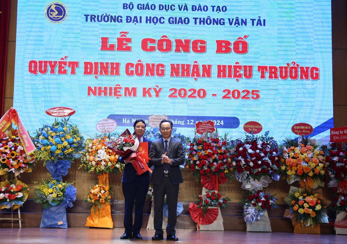 Thứ trưởng Bộ GD-ĐT Hoàng Minh Sơn trao Quyết định công nhận Hiệu trưởng Trường Đại học Giao thông Vận tải tới PGS.TS Nguyễn Văn Hùng