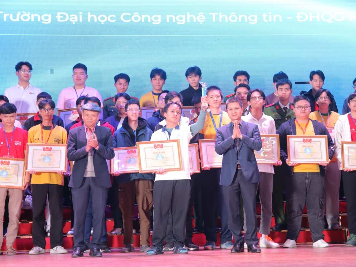 Giải Vô địch - Chuyên tin thuộc về em Đỗ Anh Khoa, Trường Đại học Công nghệ Thông tin - Đại học Quốc gia Thành phố Hồ Chí Minh.