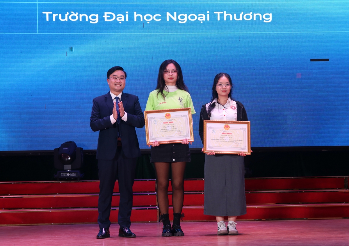 Giải nữ sinh viên OLP xuất sắc thuộc về 2 nữ sinh: Nguyễn Thanh Tâm (Trường Đại học Ngoại Thương - Cơ sở II tại Thành phố Hồ Chí Minh) - Giải Ba khối Không Chuyên Tin và bạn Trần Hương Ly (Trường Đại học Ngoại Thương) -  Giải Nhất khối Chuyên Tin