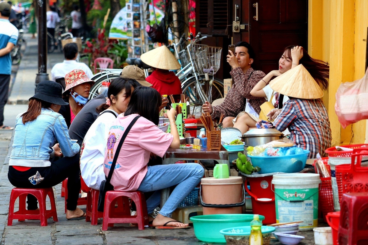 Thực khách vô tư thưởng thức ẩm thực hè phố bất chấp điều kiện vệ sinh không đảm bảo