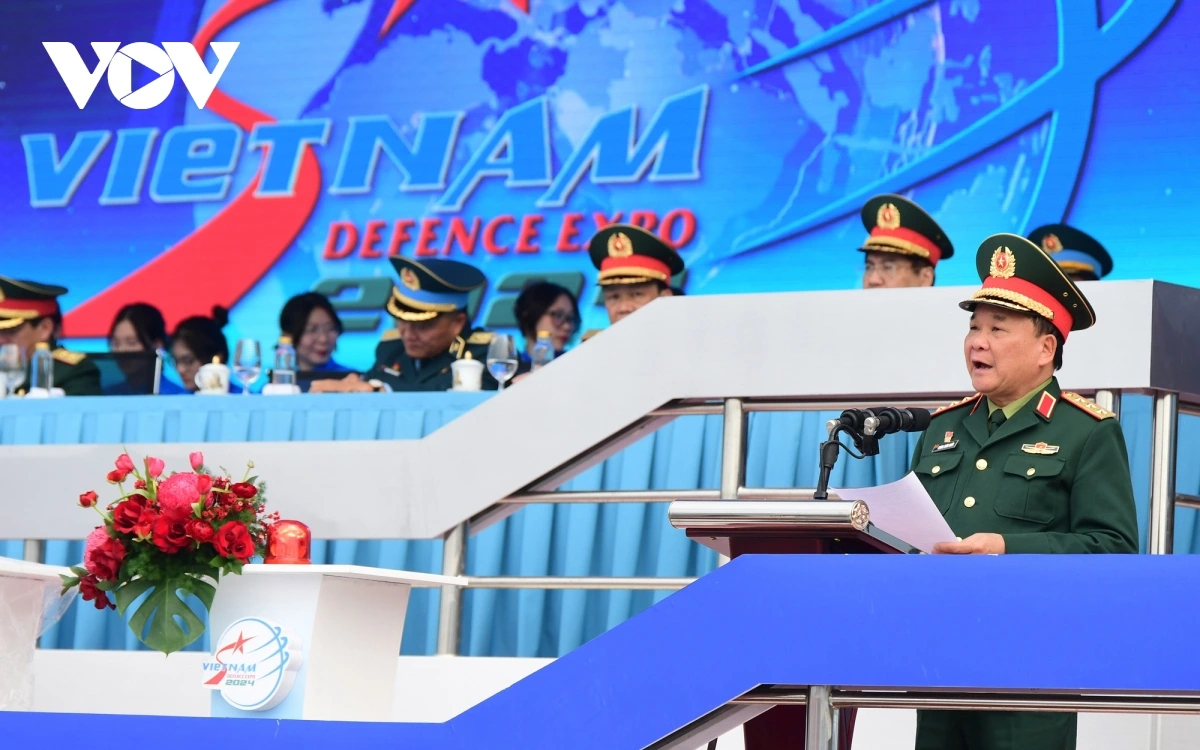 Sau buổi tổng duyệt, Thượng tướng Hoàng Xuân Chiến - Thứ trưởng Bộ Quốc phòng đã khen ngợi và động viên các cán bộ, chiến sĩ tham gia chuẩn bị cho Triển lãm Quốc phòng quốc tế Việt Nam 2024, đồng thời đưa ra những góp ý để buổi lễ chính thức diễn ra thành công
