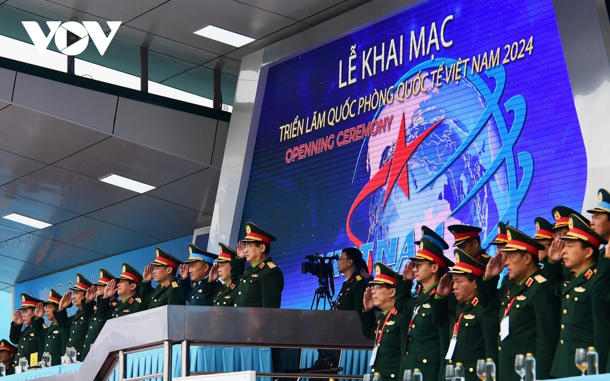 Các đại biểu tham dự buổi Tổng duyệt Triển lãm Quốc phòng quốc tế Việt Nam 2024 thực hiện nghi thức chào cờ