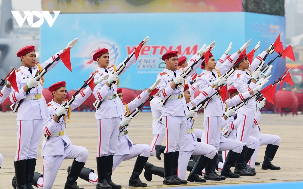 Lực lượng tiêu binh trình diễn múa súng tại tổng duyệt Triển lãm Quốc phòng quốc tế Việt Nam 2024.