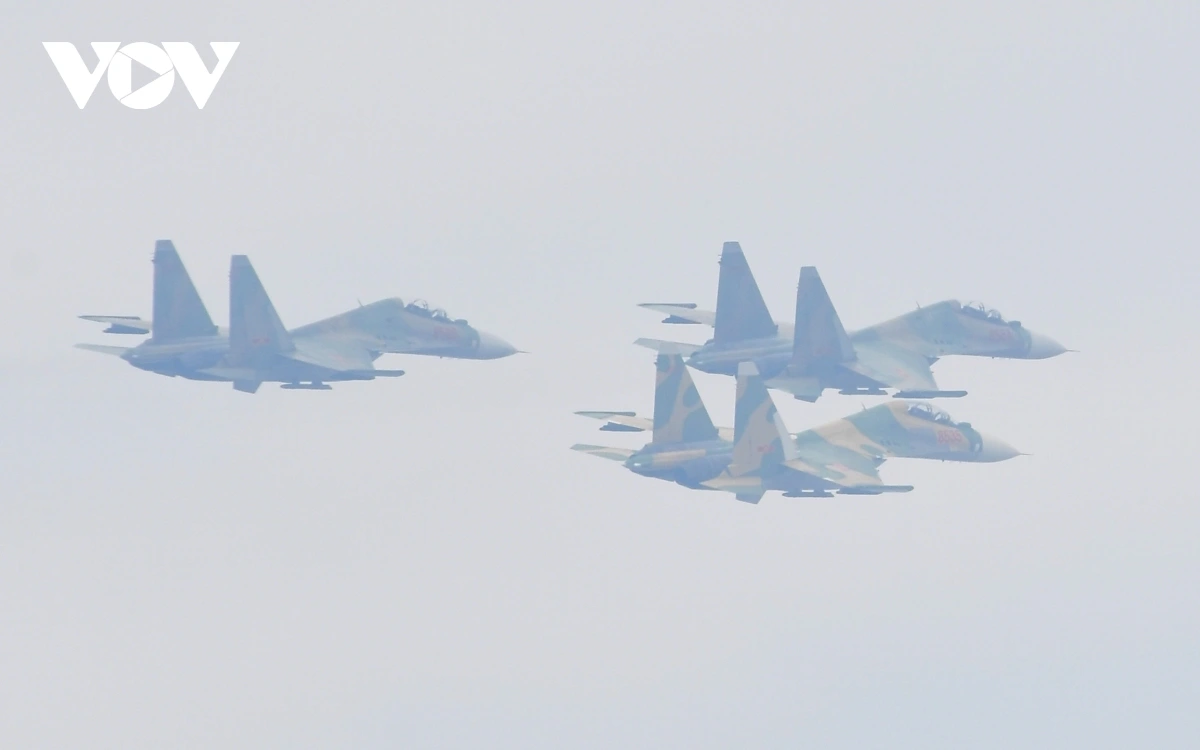 Kế đến, 7 tiêm kích SU-30MK2 theo đội hình biên đội 3 chiếc và 4 chiếc bay qua lễ đài.