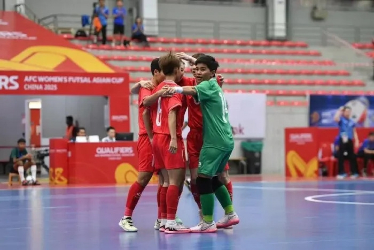 Tuyển nữ futsal Việt Nam giành ngôi nhất bảng D nhờ hơn hiệu số bàn thắng thua so với đối thủ.