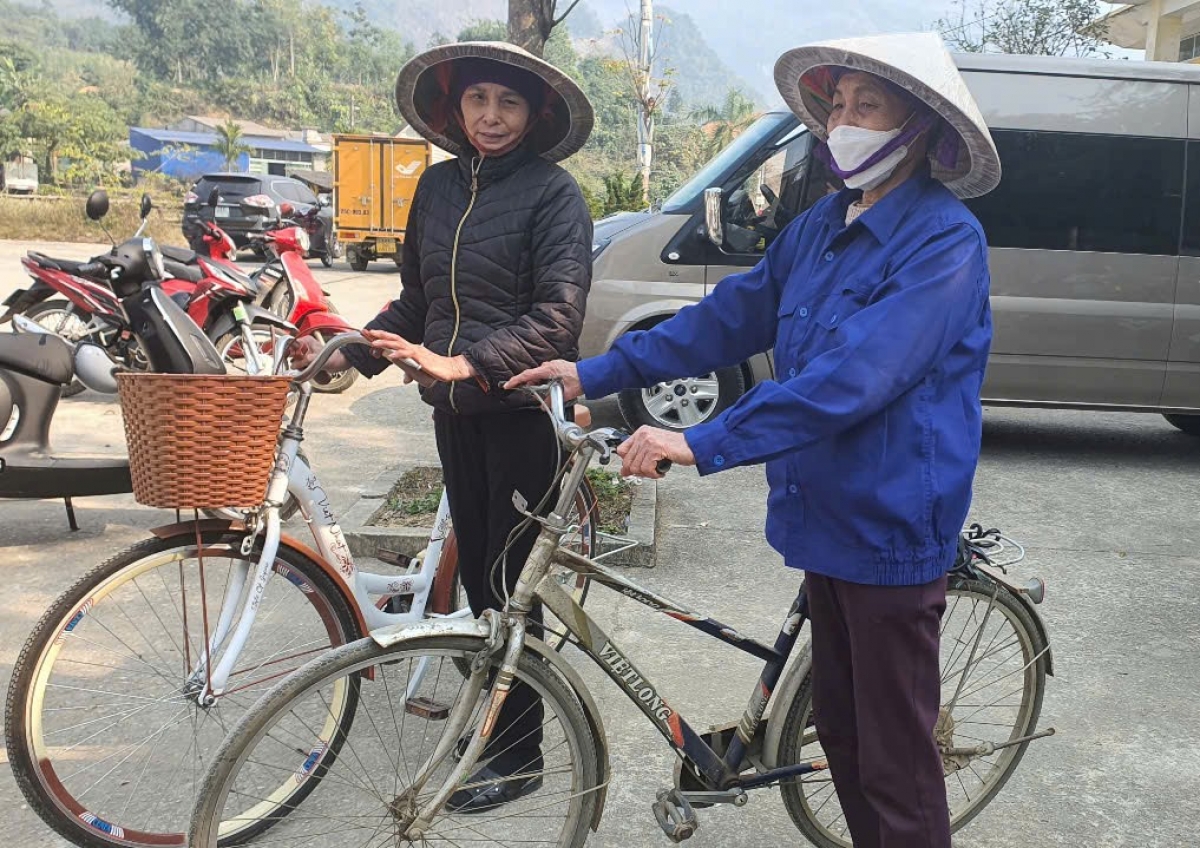 Bà Lương Thị Nhung (áo xanh) được nhận khoản tiền hỗ trợ 1 triệu đồng từ Quỹ Coca-Cola viện trợ không hoàn lại để mua sắm tết theo nhu cầu cá nhân.