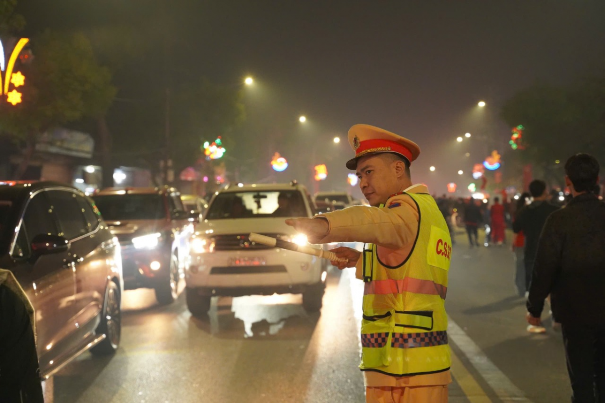 NHM bóng đá Việt Nam tuân thủ quy định giao thông khi "đi bão" trước sự hướng dẫn của lực lượng CSGT.