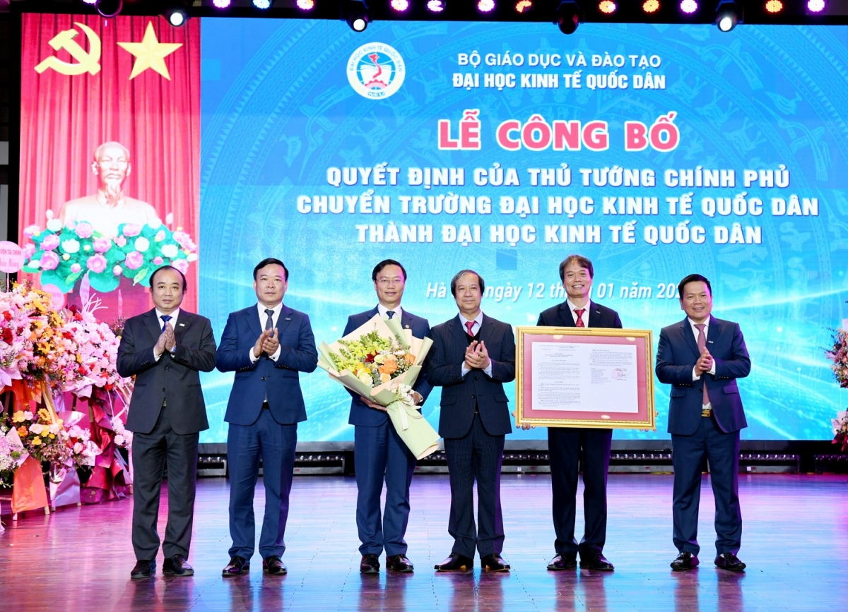 Bộ trưởng GD-ĐT Nguyễn Kim Sơn trao quyết định công nhận Hội đồng đại học, Chủ tịch hội đồng, Giám đốc ĐH Kinh tế Quốc dân. 