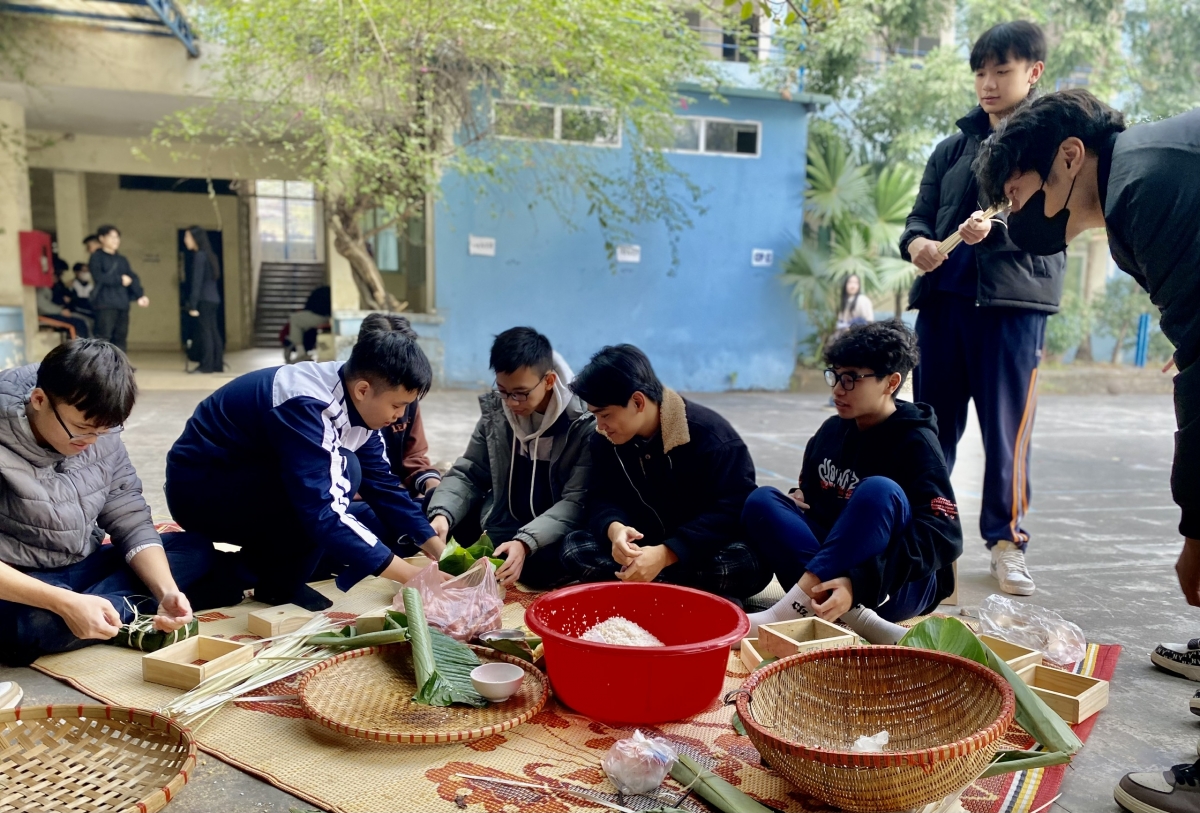 Học sinh học cách gói bánh chưng ngay tại nhà trường để hiểu thêm phần việc chuẩn bị cho mỗi dịp tết