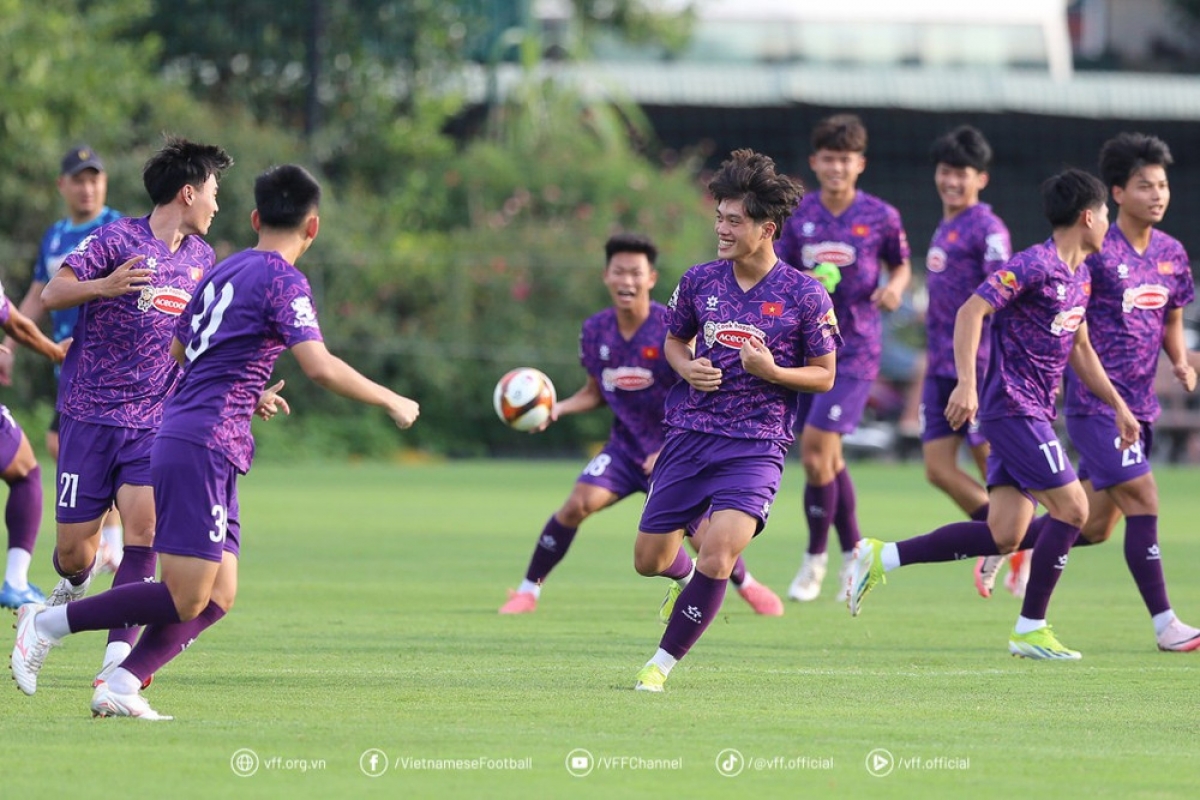 Vĩ Hào (giữa), 1/3 cầu thủ U22 đã tham dự ASEAN Cup 2024 cùng ĐTVN, sẽ là trụ cột của U22 Việt Nam tại SEA Games 33 diễn ra tại Thái Lan vào cuối năm nay. 