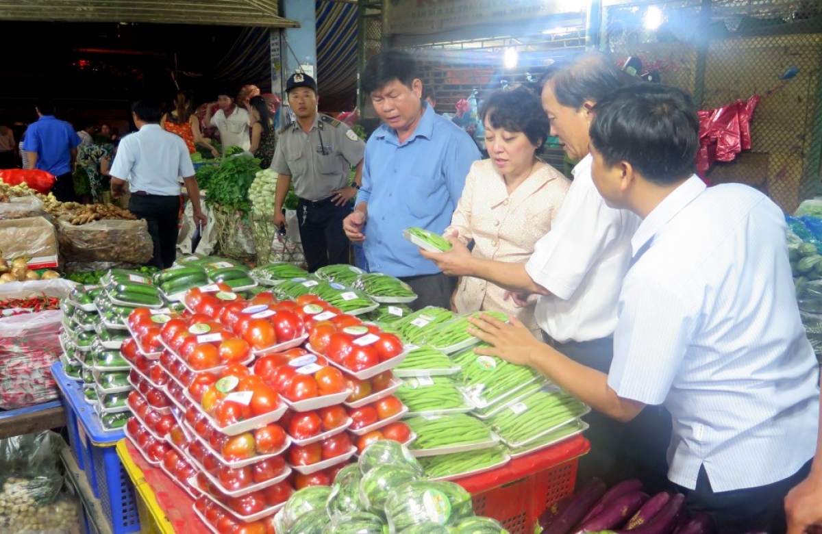 PGS-TS Phạm Khánh Phong Lan trong một lần đi kiểm tra an toàn thực phẩm 