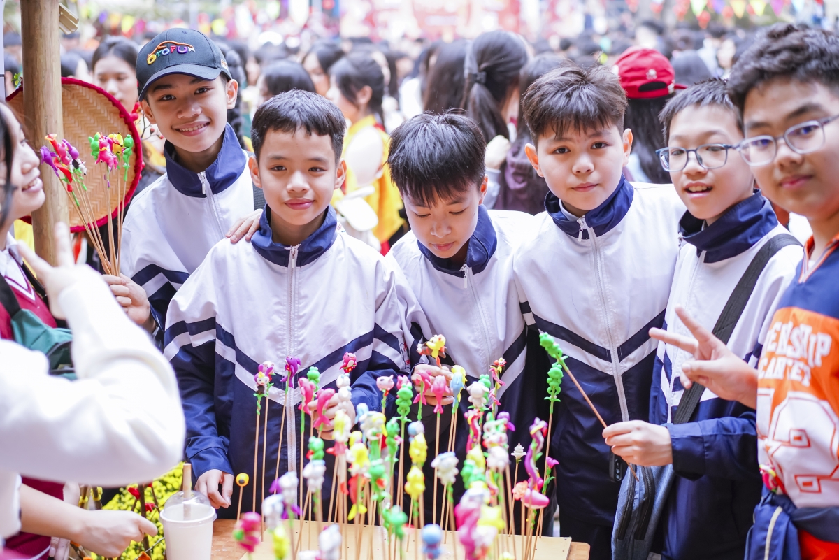 Tò hè, món đồ chơi giản dị, sáng tạo và thể hiện bàn tay tài khéo của người làm nghề được học sinh hứng thú tìm hiểu