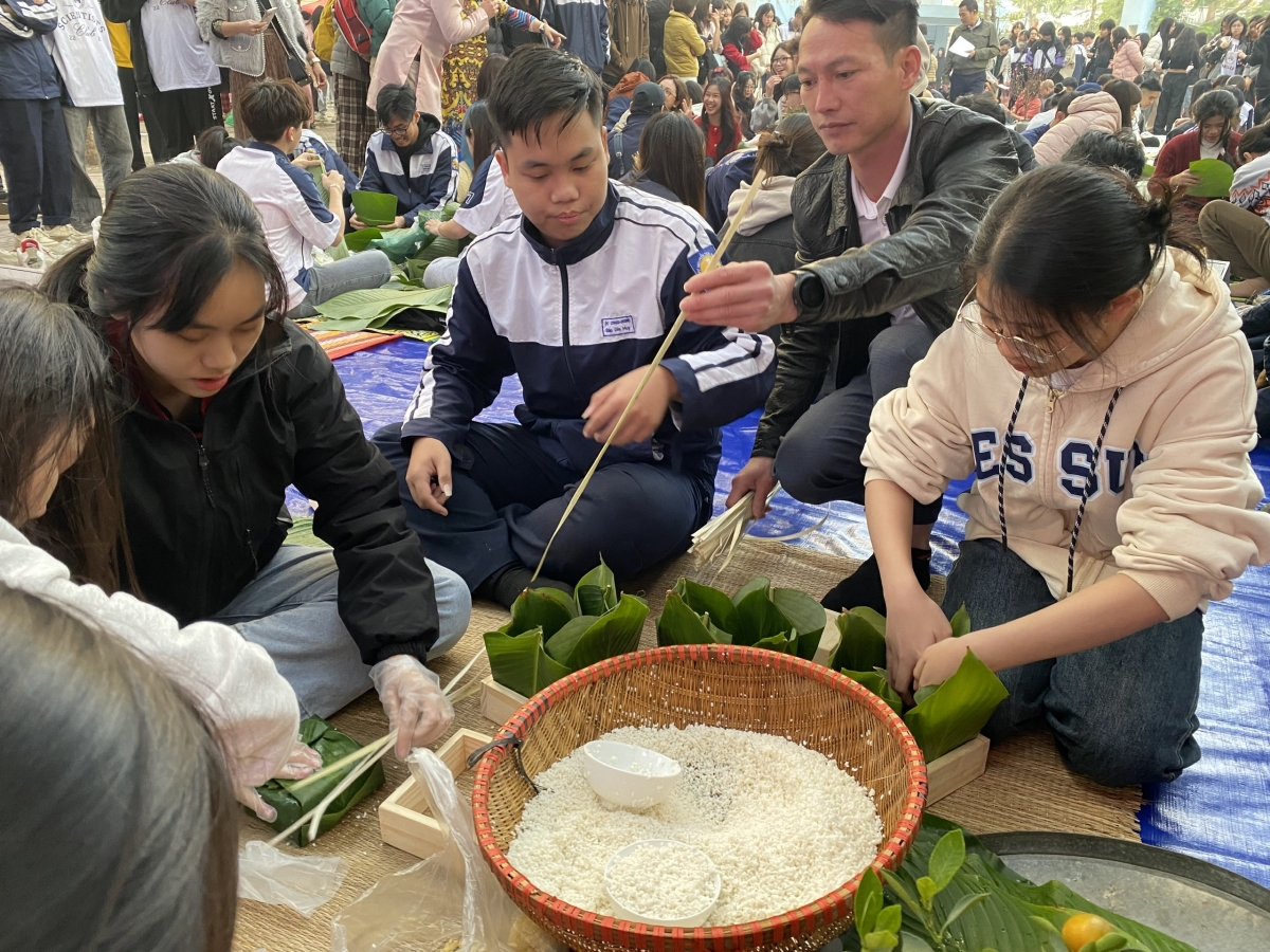 Phụ huynh tham gia hướng dẫn học sinh quy trình gói bánh chưng