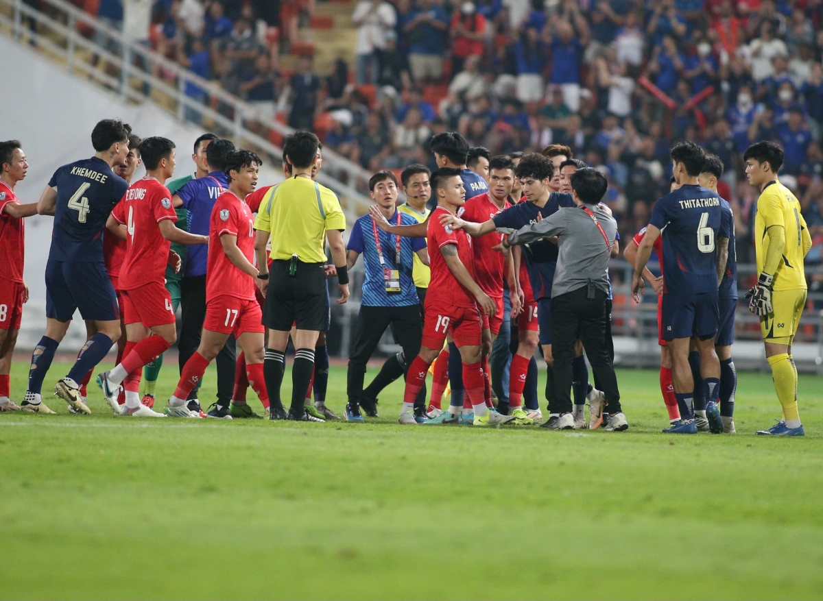 Thái Lan vươn lên dẫn trước sau bàn thắng thiếu fair play của Supachok